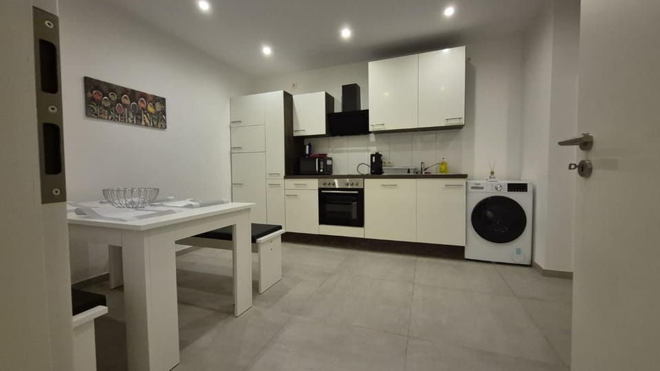 Kitchen or kitchenette, Dining area, minibar, oven, washing machine