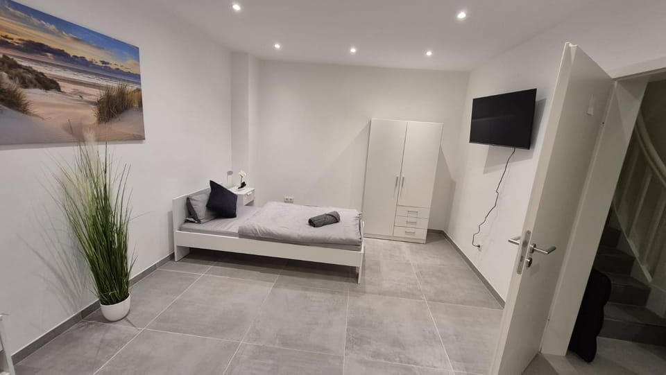 Bed, TV and multimedia, Photo of the whole room, Bedroom, wardrobe
