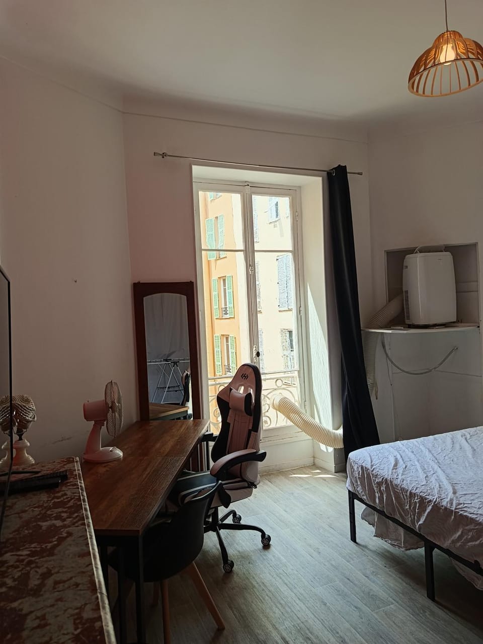 au centre de Nice proche de la mer GRANDE chambre climatisée direct tram durandy aéroport Vacation rental in Nice