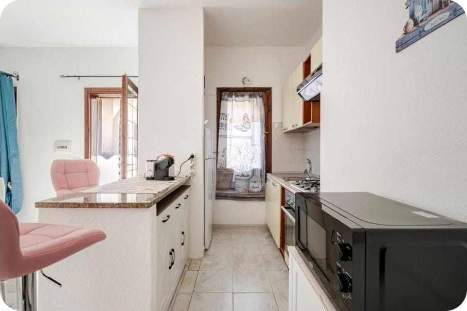 Kitchen or kitchenette, internet, oven, stove