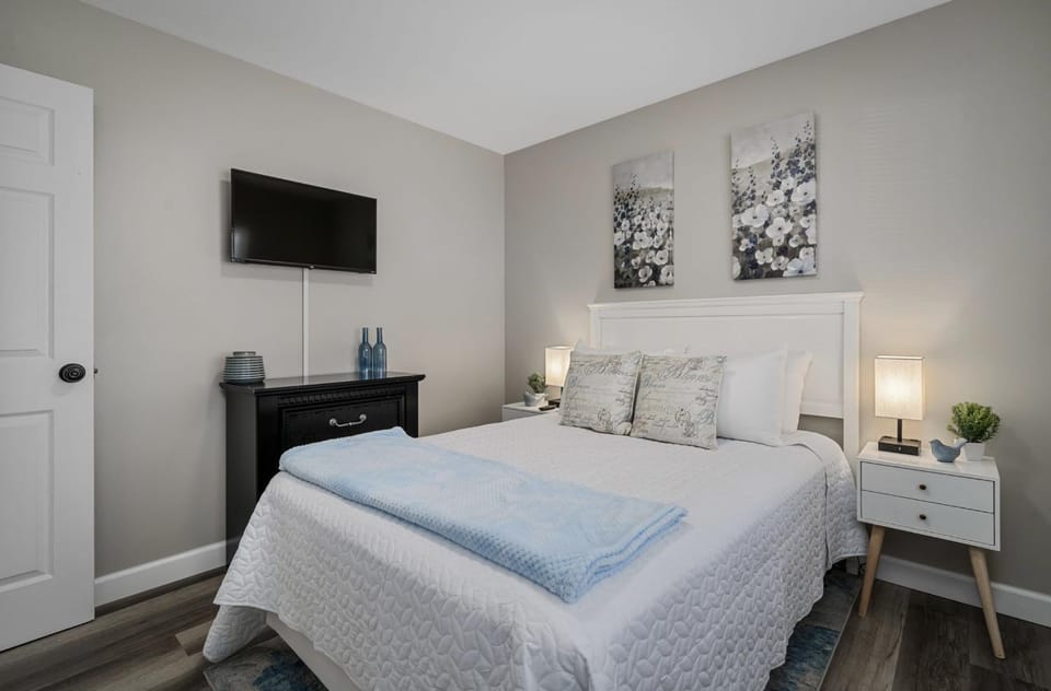 Bed, TV and multimedia, Bedroom