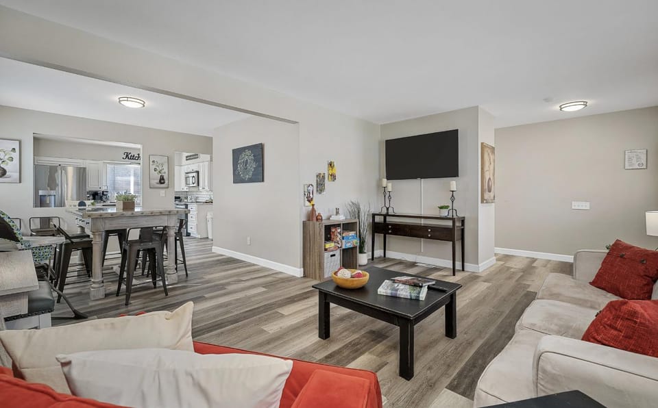 Living room, Seating area, Dining area