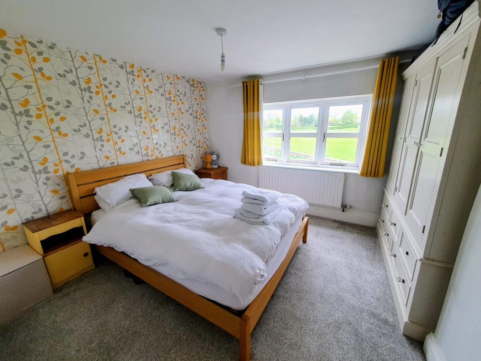 Bed, Bedroom, towels, wardrobe