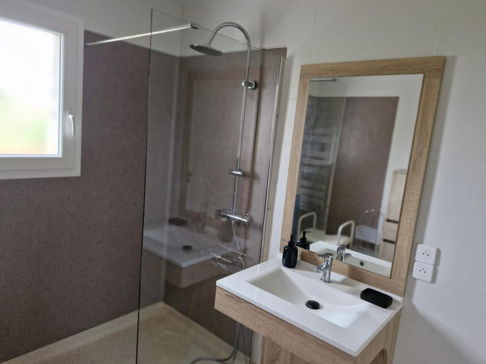 Shower, Bathroom, towels