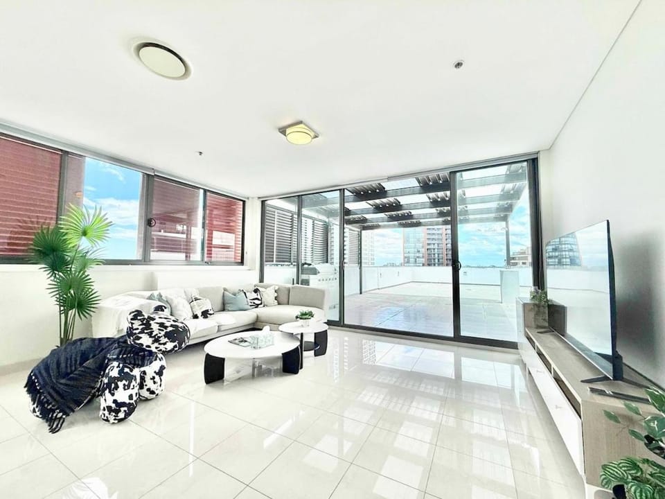 Modern Penthouse 7-min Walk to Station & Westfield Apartment in Parramatta