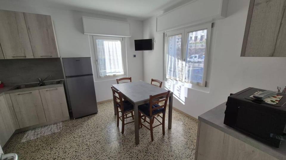 TV and multimedia, Kitchen or kitchenette, Dining area, oven, stove