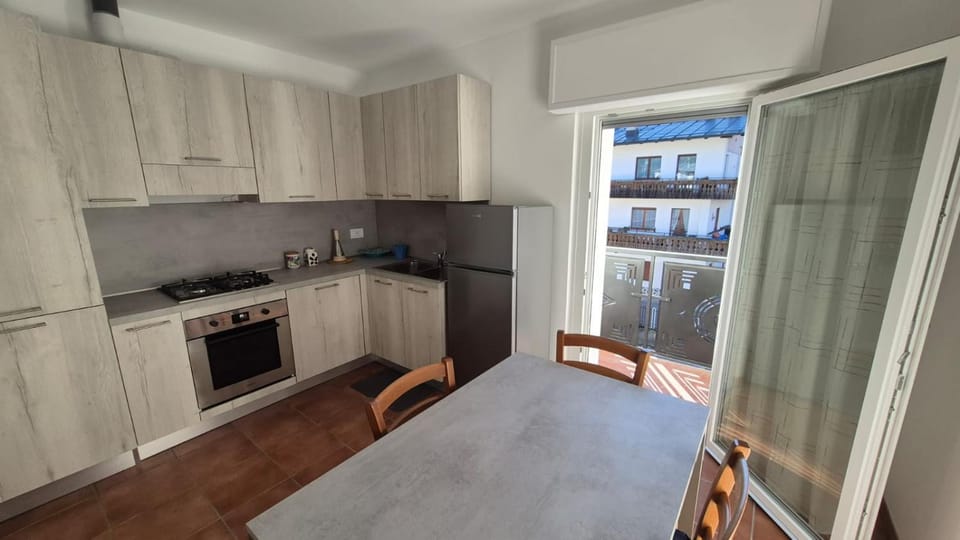 Balcony/Terrace, Kitchen or kitchenette, Dining area, oven, stove