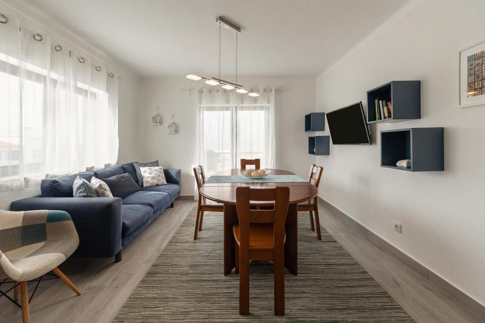 Communal lounge/ TV room, TV and multimedia, Living room, Seating area, Dining area