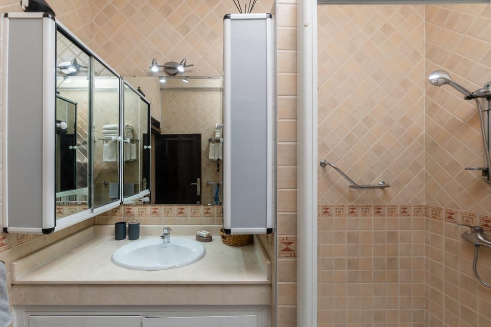 Shower, Bathroom, towels