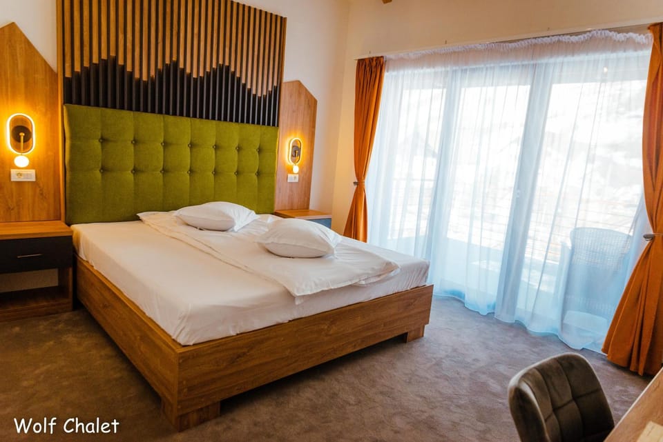 Wolf Chalet - Moieciu de Sus Bed and Breakfast in Brașov County