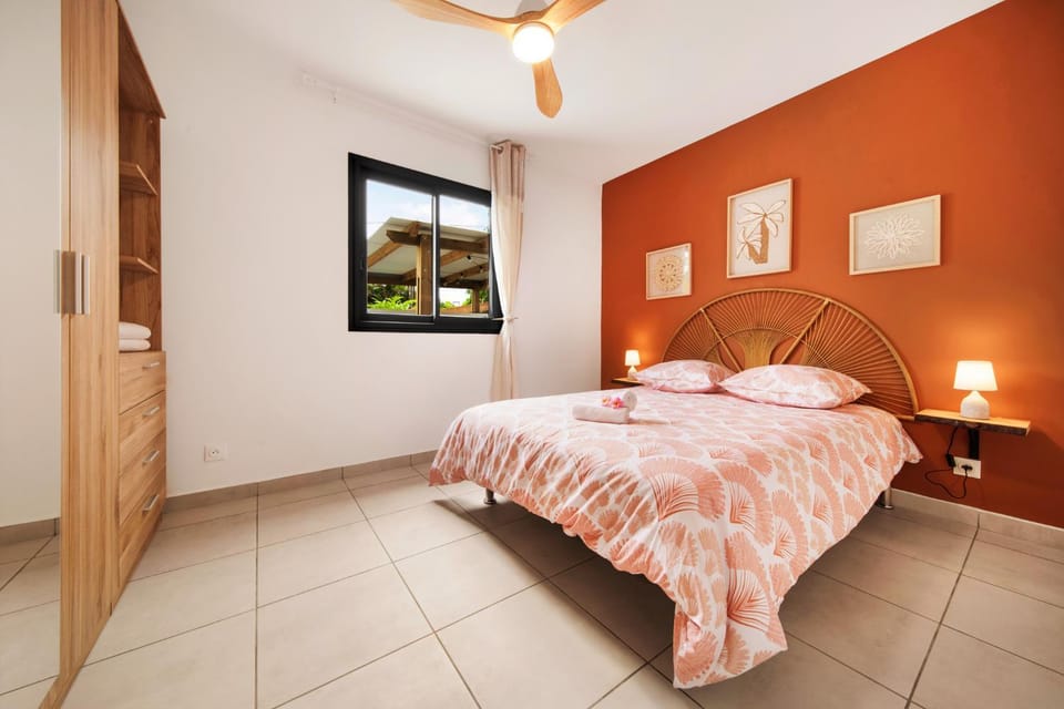 Bed, Photo of the whole room, fireplace