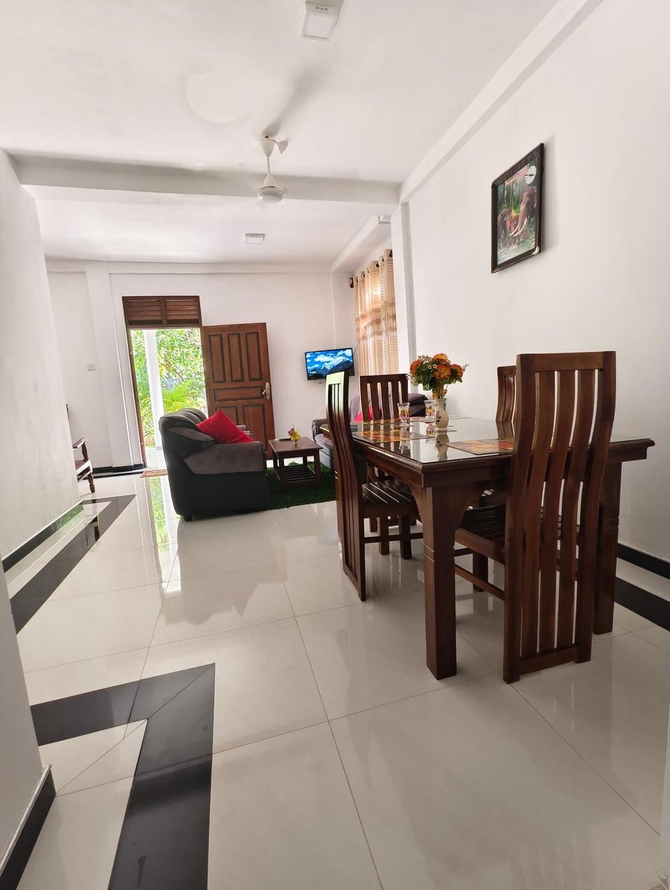 TV and multimedia, Living room, Seating area, Dining area