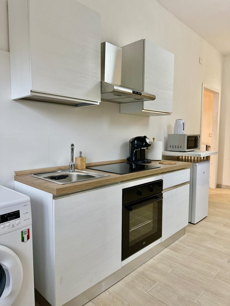 Coffee/tea facilities, dishwasher, oven, stove, washing machine
