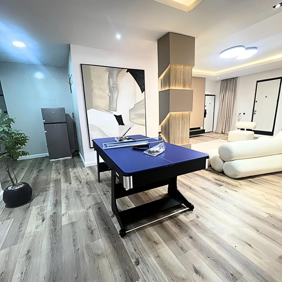Billiard, Game Room