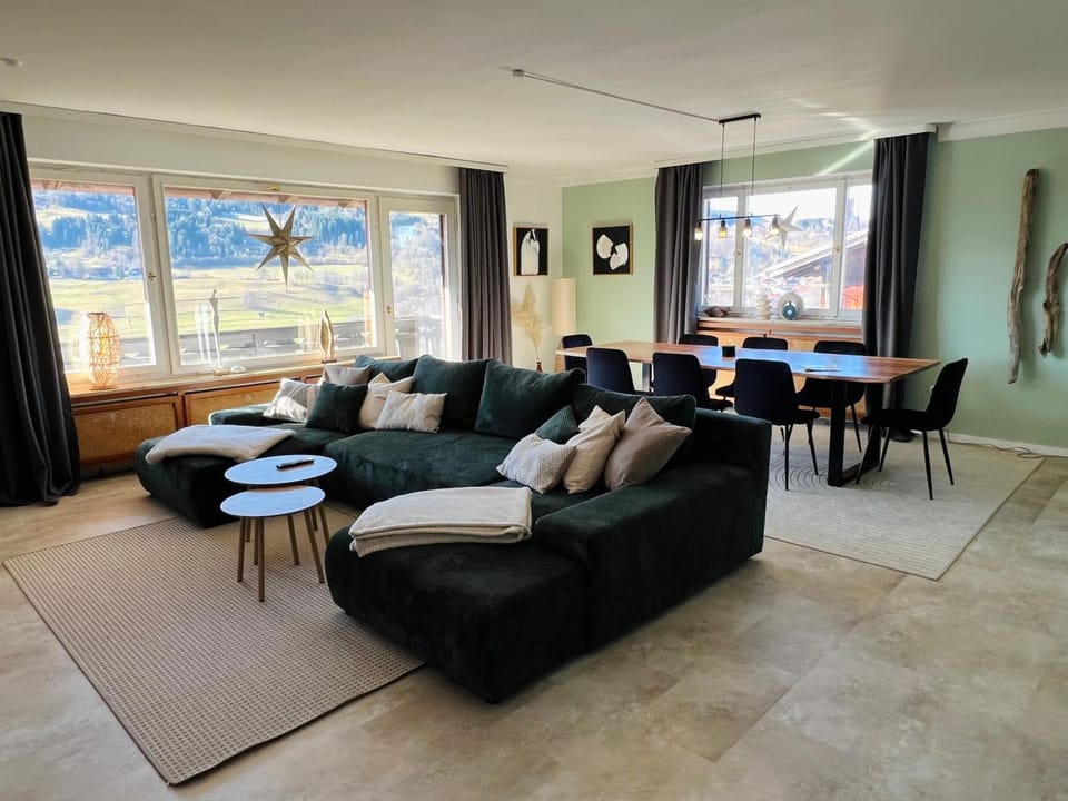 TV and multimedia, Balcony/Terrace, Living room, Seating area, Dining area