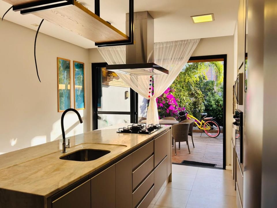 Casa estilo Balinês a 5 minutos da praia para até 8 pessoas, entre o Campeche e a Joaquina House in Florianopolis