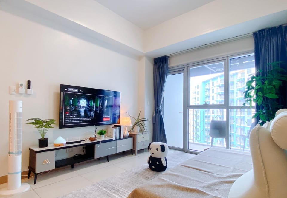 Communal lounge/ TV room, Bed, TV and multimedia, Living room, Photo of the whole room, Seating area, Evening entertainment, Bedroom