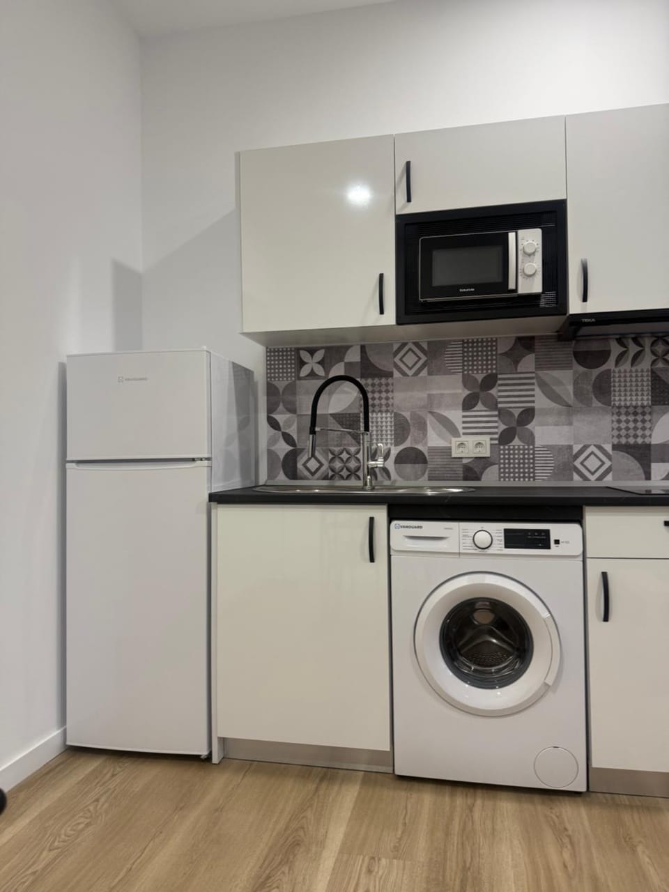 APARTAMENTOS ZONA 5 Justo al lado de la ESTACIÓN DE TREN Y BUS MARÍA ZAMBRANO Apartment in Malaga