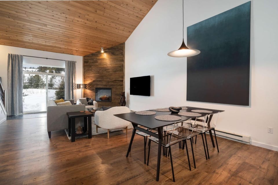 The Drift at Firelight - Private Hot Tub - Walk to Town Center House in Big Sky