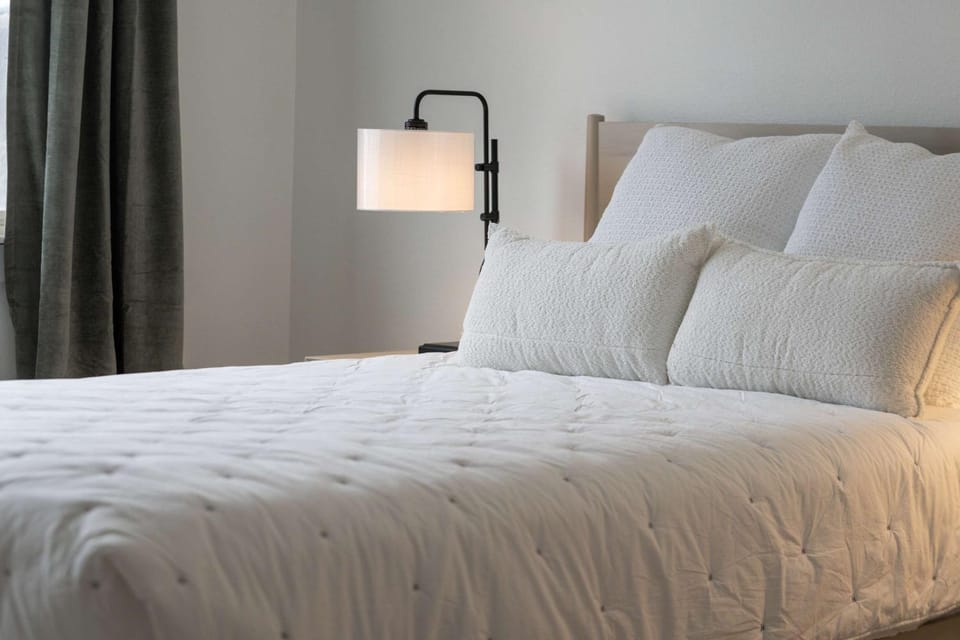 The Drift at Firelight - Private Hot Tub - Walk to Town Center House in Big Sky
