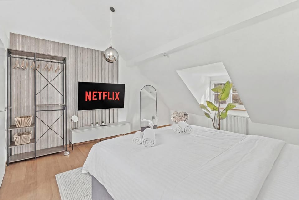 Bed, TV and multimedia, Photo of the whole room, Bedroom, towels