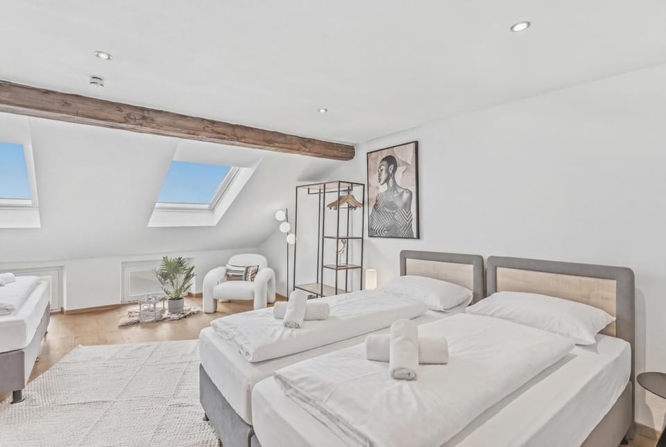 Bed, Living room, Photo of the whole room, Seating area, Bedroom, towels