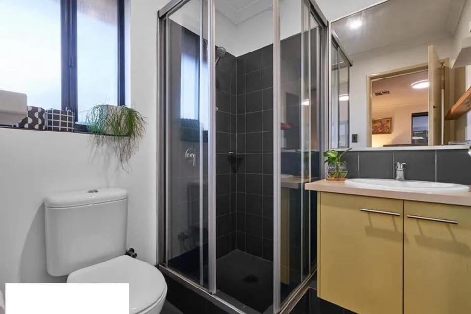 Shower, Toilet