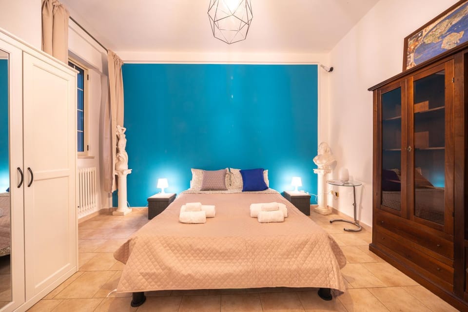 Bed, Photo of the whole room, towels, wardrobe