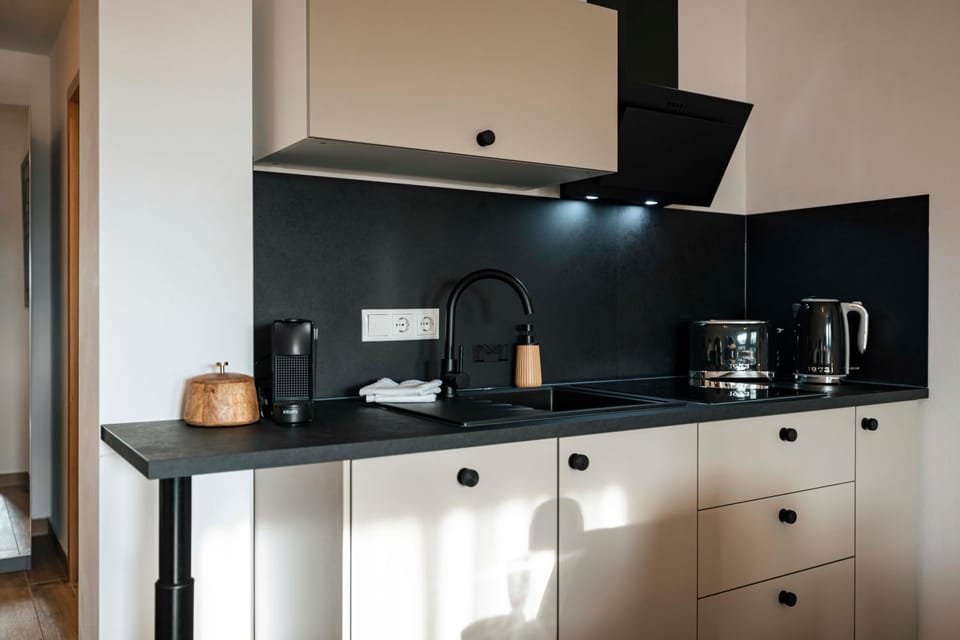 Coffee/tea facilities, Kitchen or kitchenette, stove, toaster