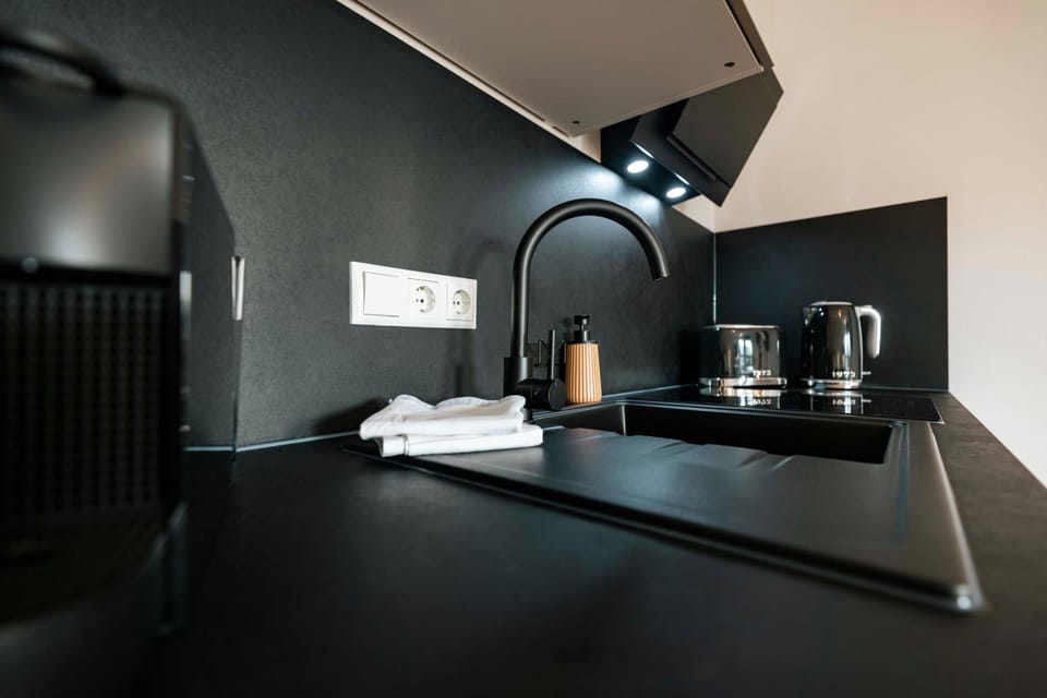 Coffee/tea facilities, Kitchen or kitchenette, dishwasher, stove, kitchen, kitchen