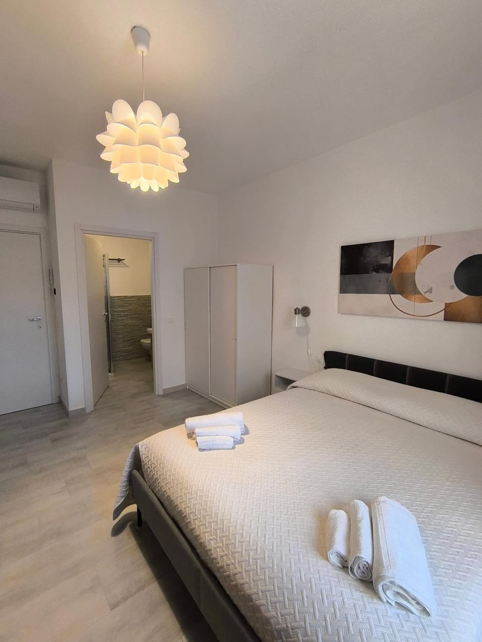 Photo of the whole room, towels, wardrobe