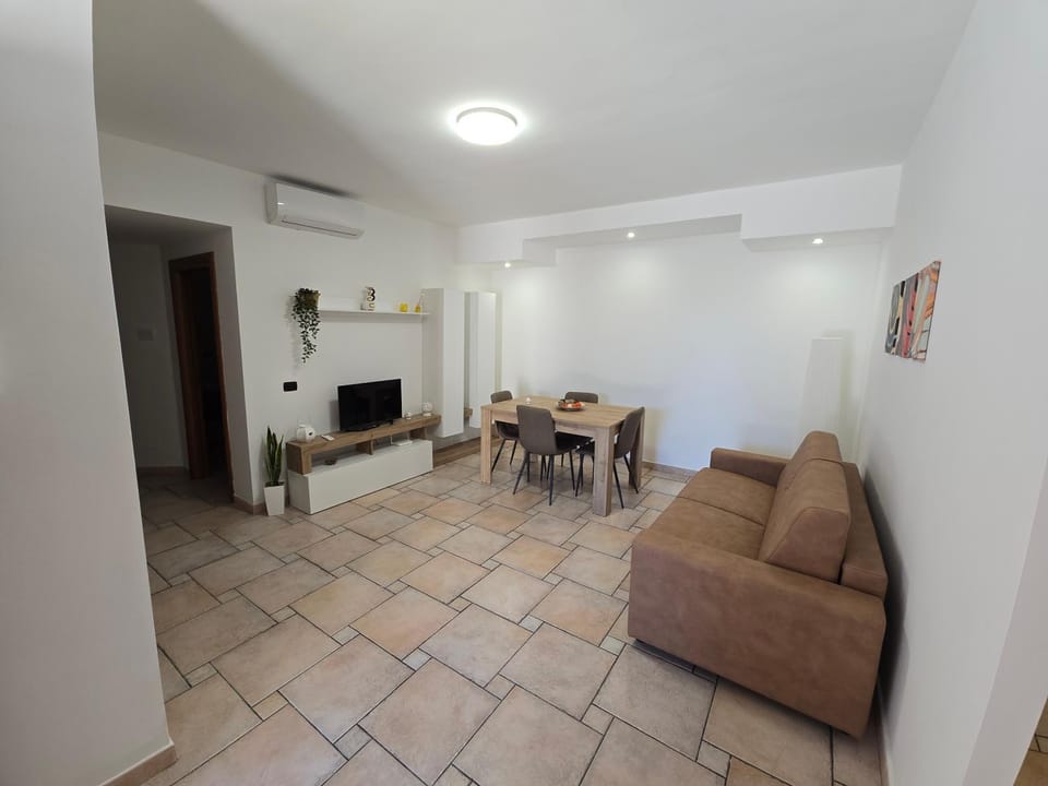 TV and multimedia, Living room, Photo of the whole room, Seating area, Dining area, Lunch, air conditioner