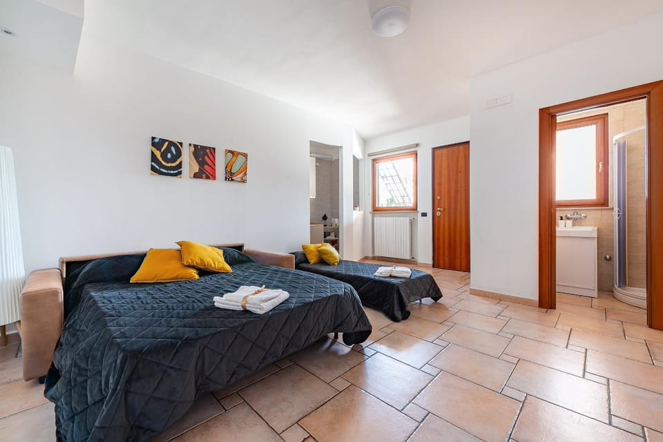 Bed, Bathroom, TV and multimedia, Photo of the whole room, Decorative detail, heating, towels