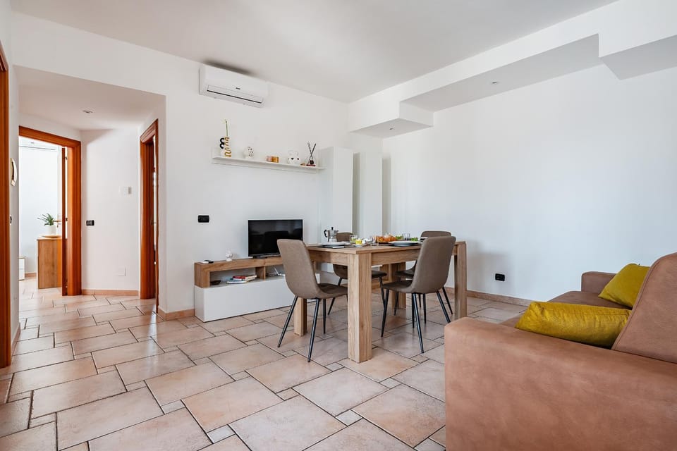 TV and multimedia, Living room, Photo of the whole room, Seating area, Dining area, Lunch