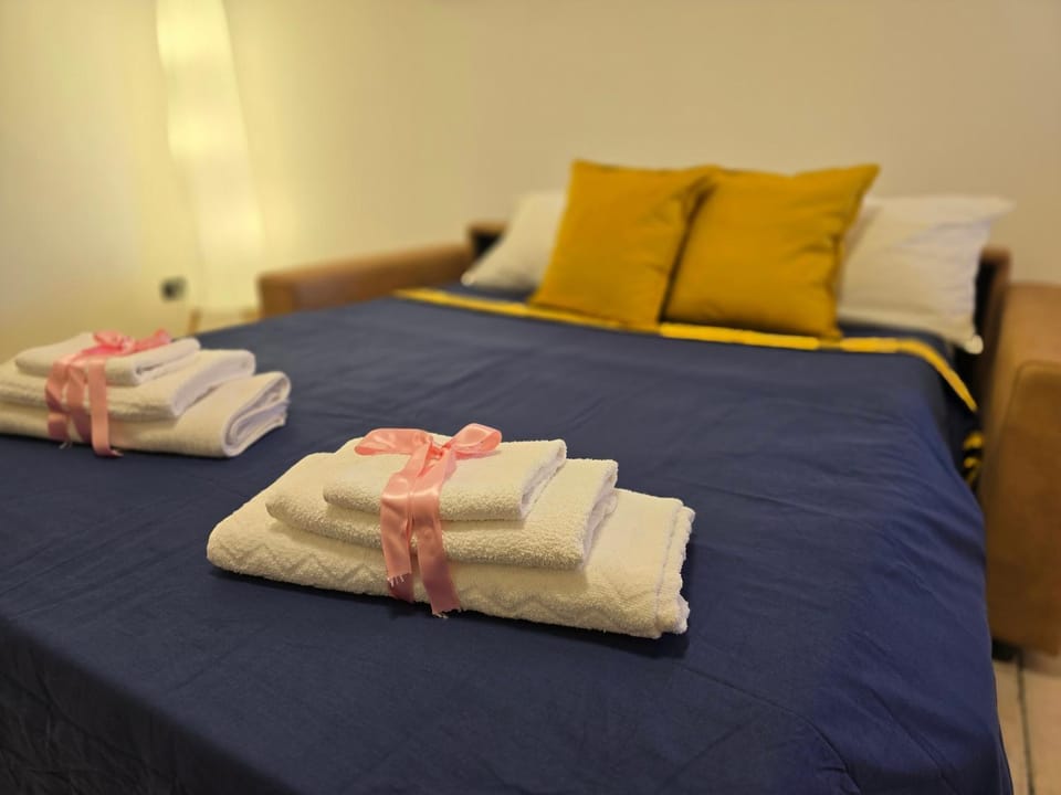 Bed, Photo of the whole room, Bedroom, towels