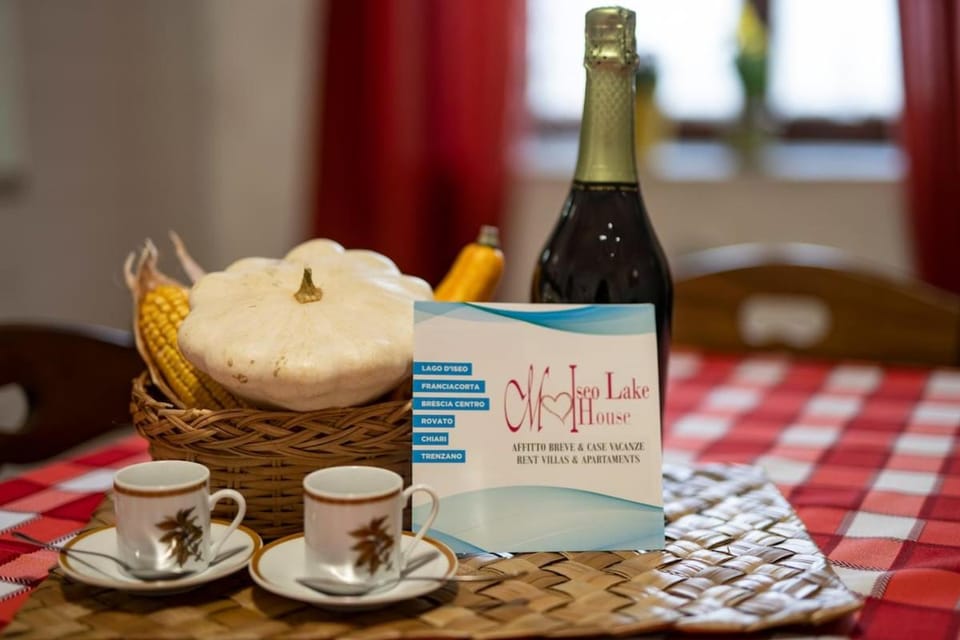 Coffee/tea facilities, Food and drinks, Food