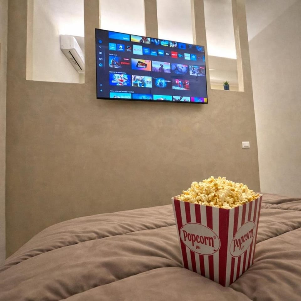 Bed, TV and multimedia, Photo of the whole room, Evening entertainment, Bedroom