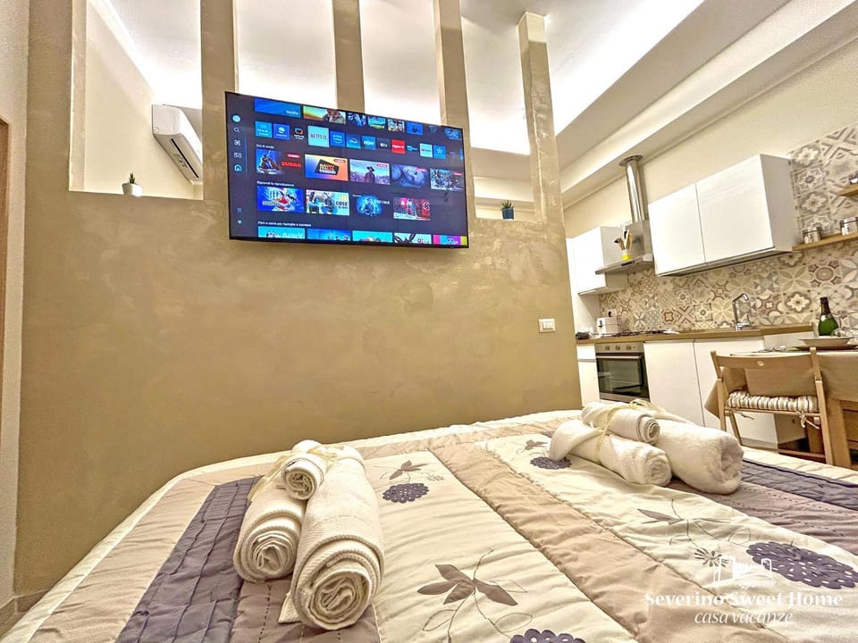 Bed, TV and multimedia, Evening entertainment, Bedroom, towels