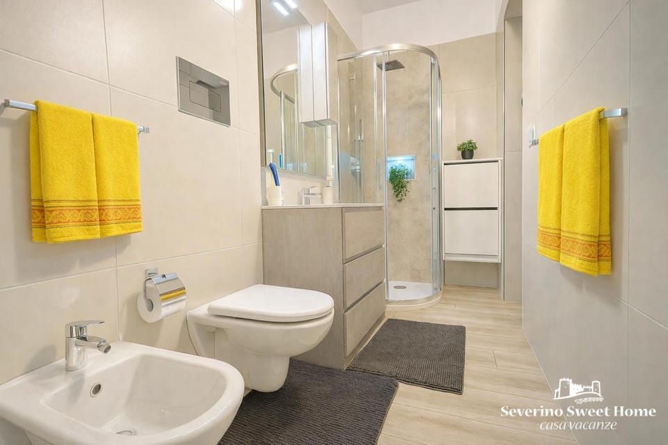 Shower, Toilet, Bathroom, bidet, towels