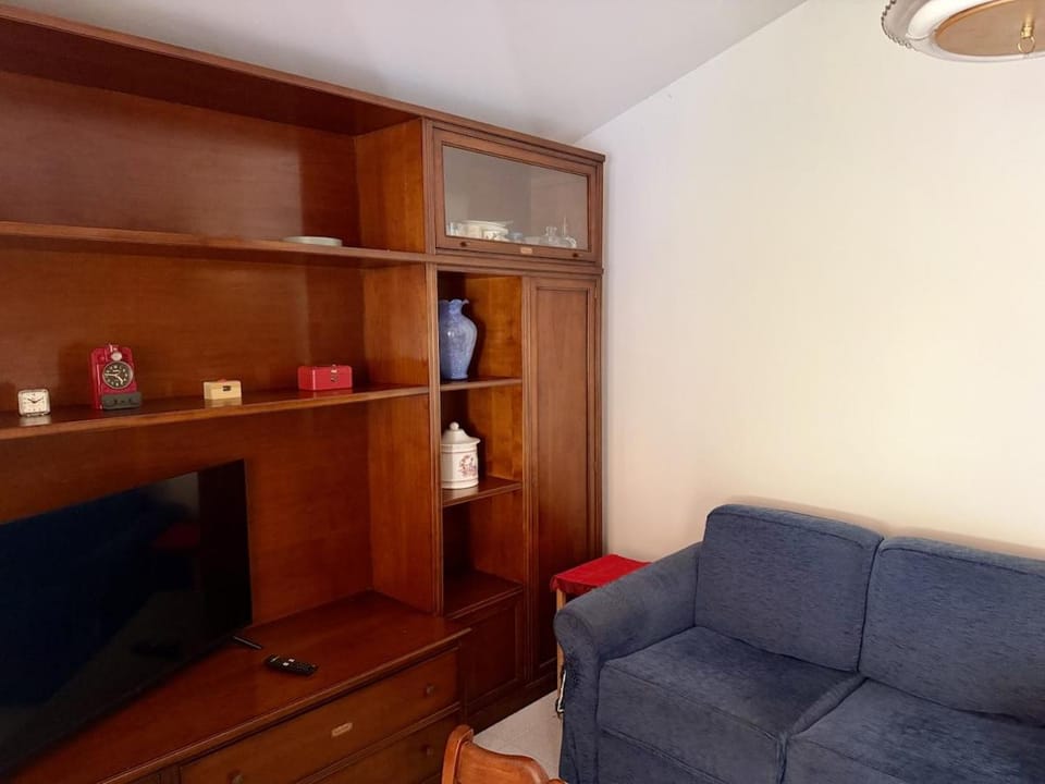 TV and multimedia, Living room, Seating area, wardrobe