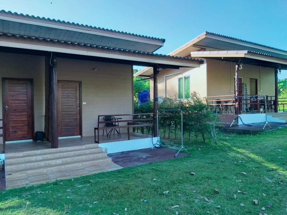 Property building, Patio, Day, Garden