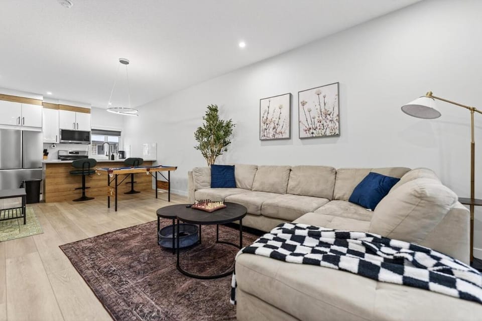 Kitchen or kitchenette, Living room, Seating area, Dining area