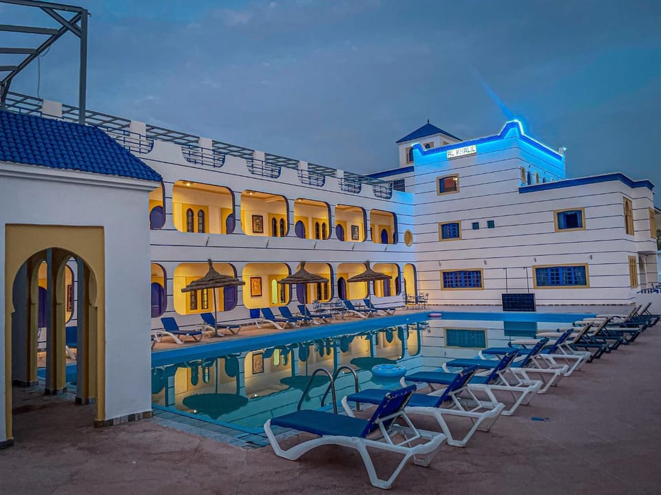 Property building, Day, Pool view, Swimming pool, sunbed