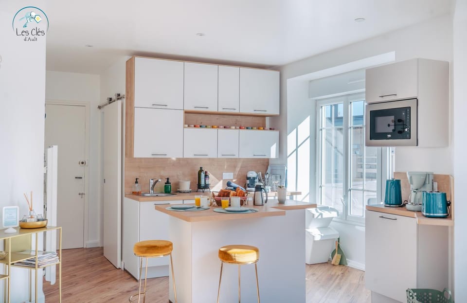 Coffee/tea facilities, Kitchen or kitchenette, Dining area, dishwasher, oven, stove, toaster