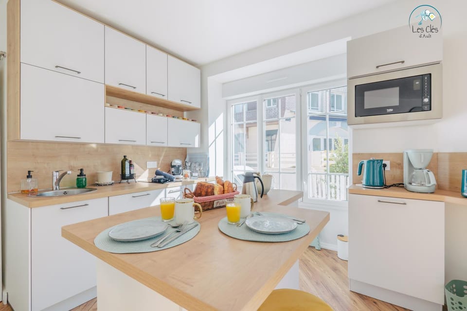 Coffee/tea facilities, Kitchen or kitchenette, Dining area, oven, stove, toaster