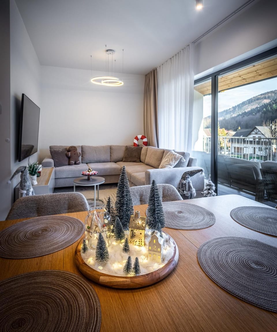 TV and multimedia, Living room, Seating area, Mountain view