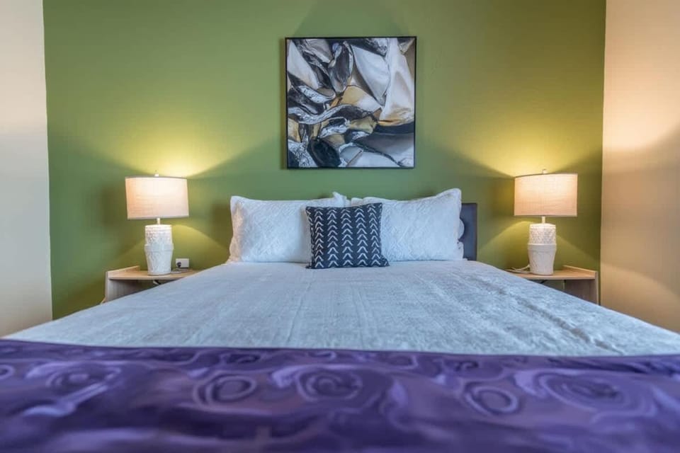 Stylish King 1BR 8 Min to Downtown Pool Gym & Parking 04 Apartment in Austin