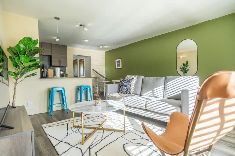 Stylish King 1BR 8 Min to Downtown Pool Gym & Parking 04 Apartment in Austin