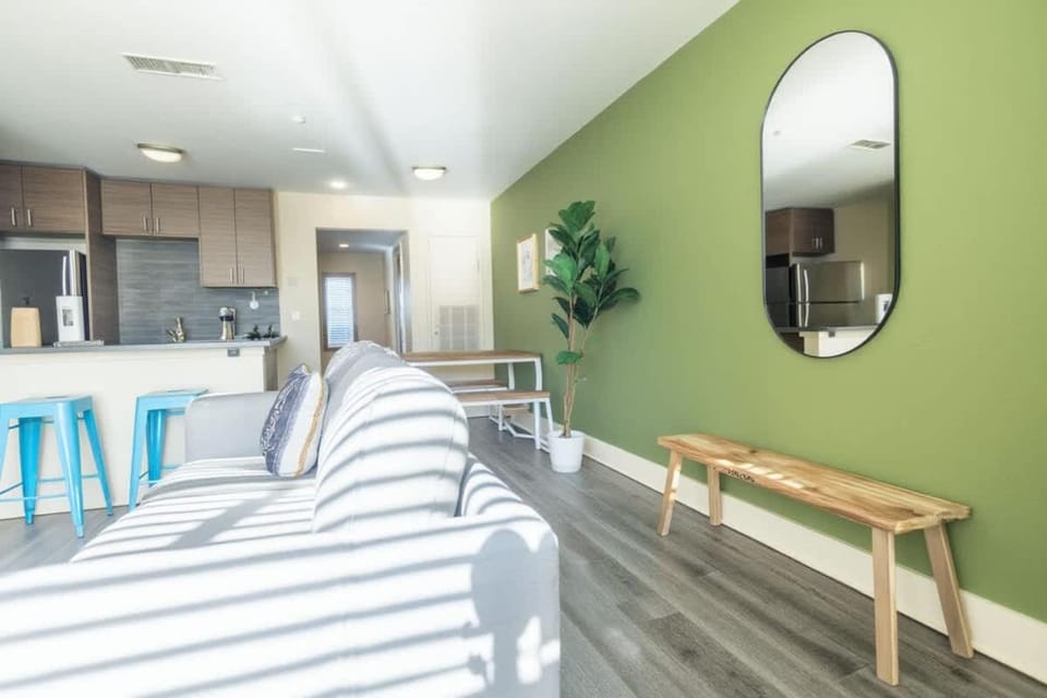 Stylish King 1BR 8 Min to Downtown Pool Gym & Parking 04 Apartment in Austin