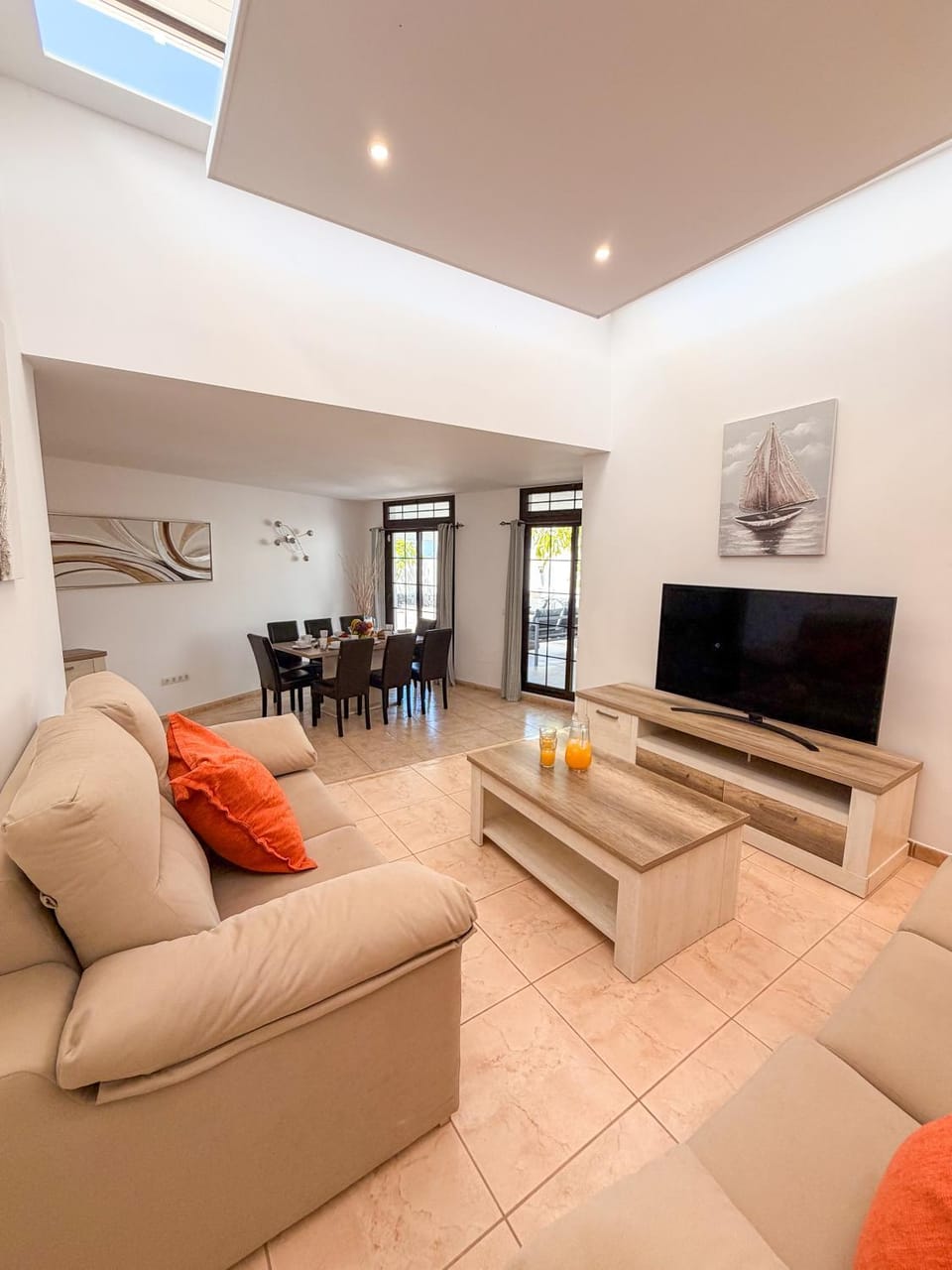 Communal lounge/ TV room, Living room, Seating area, Evening entertainment